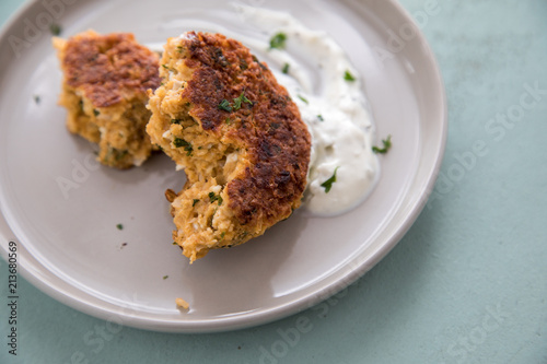 Vegetarischer Haferflocken Hüttenkäse Bratling und Kräuter Quark