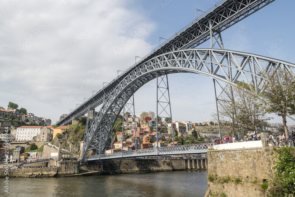 Fototapeta premium People crossing the Douro river