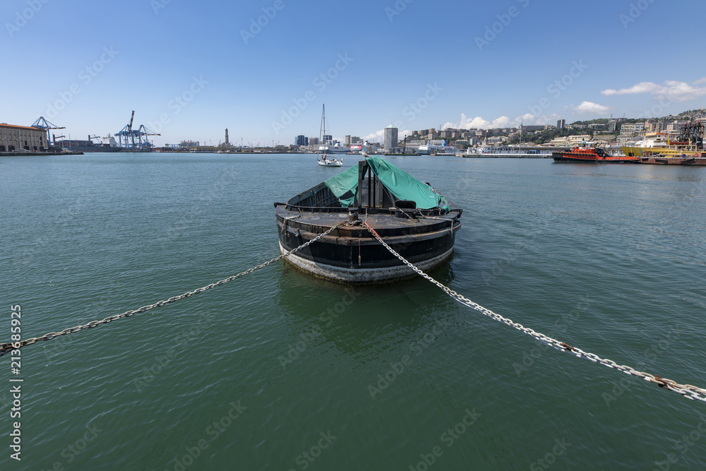 Porto di Genova - panorama con barcone in primo piano