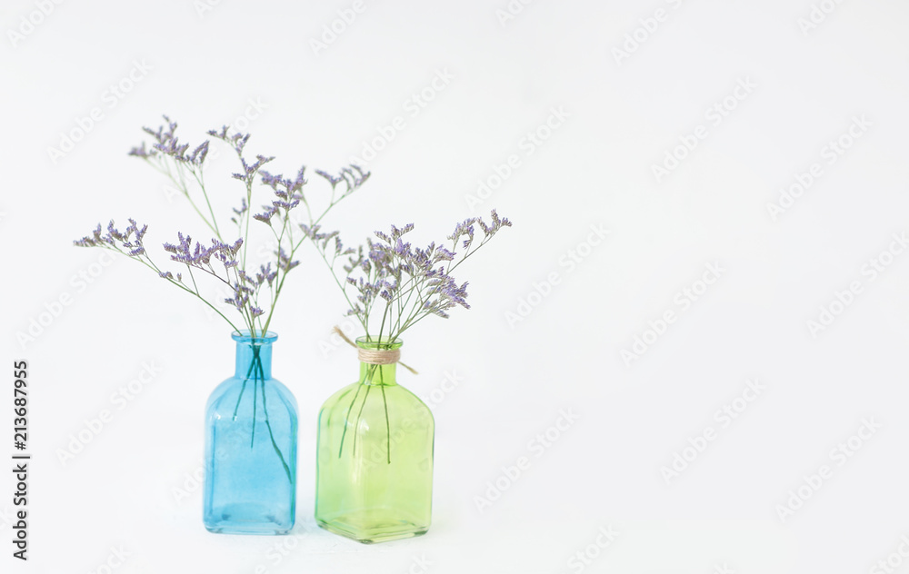 Naklejka Kwiat dekoracja w szklanych butelkach fotografia z kopii przestrzenią