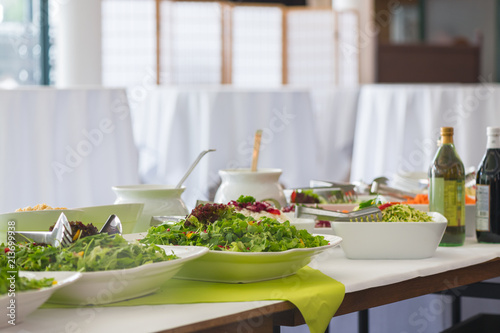 Großes Catering Buffet mit frischen vegetarischen Salaten und Gerichten für eine Party aufgestellt 