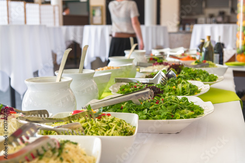 Schönes gesundes vegetarisches Catering Buffet mit Salat für eine Party zum selber Bedienen