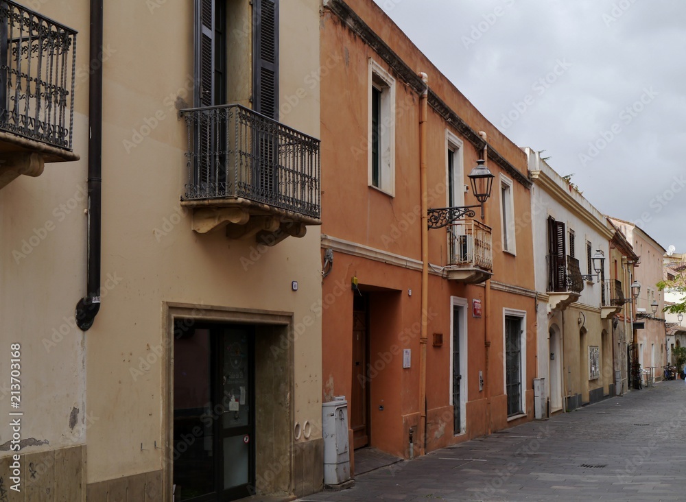 Häuserfassaden in Oristano auf Sardinien