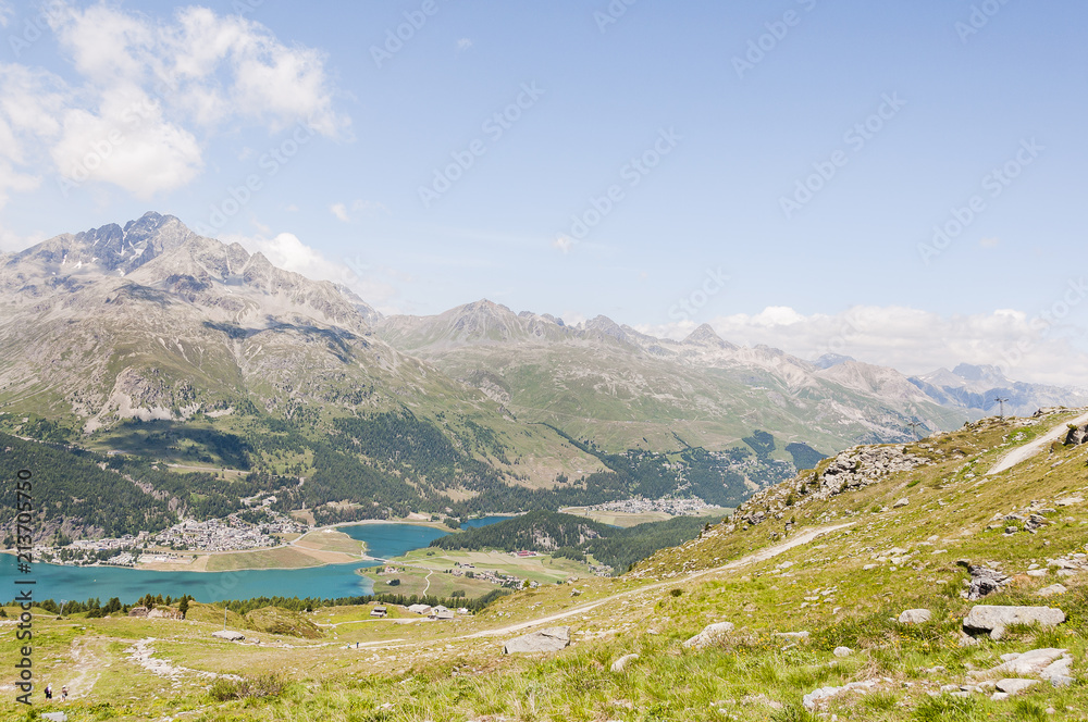 Fototapeta premium Silvaplana, Corvatsch, Wanderweg, Silvaplanersee, Bergsee, Julierpass, Piz Julier, Piz Albana, Piz Nair, Corviglia, Alpen, Oberengadin, Graubünden, Sommer, Schweiz