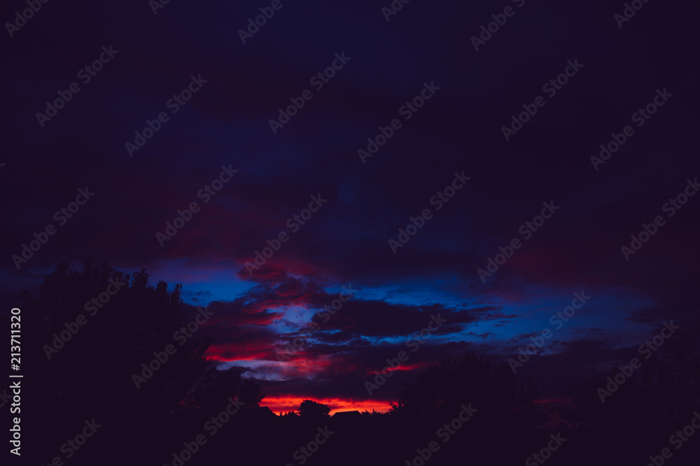 Naklejka premium Bright sunset with clouds