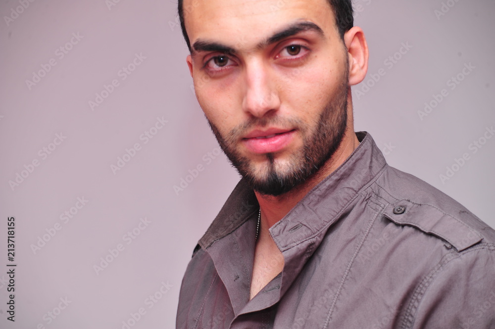Arabische Junger mann sehr ernst mit roter stich Arabische Junger mann sehr ernst mit roter stich