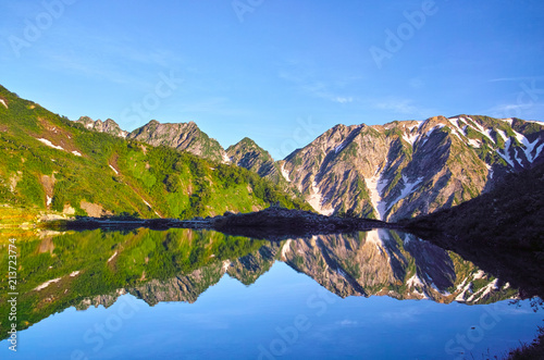朝日を浴びた新緑の八方池