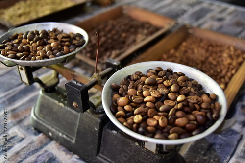 Obraz na płótnie Untreated coffee beans on old scales w salonie