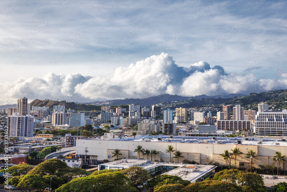 Obraz premium Honolulu city view and beautiful cloudy sky