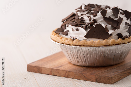 Bild auf Leinwand chocolate cream pie with chocolate shavings