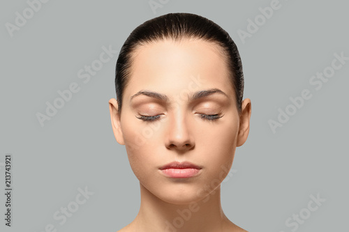 Young woman with natural ey...