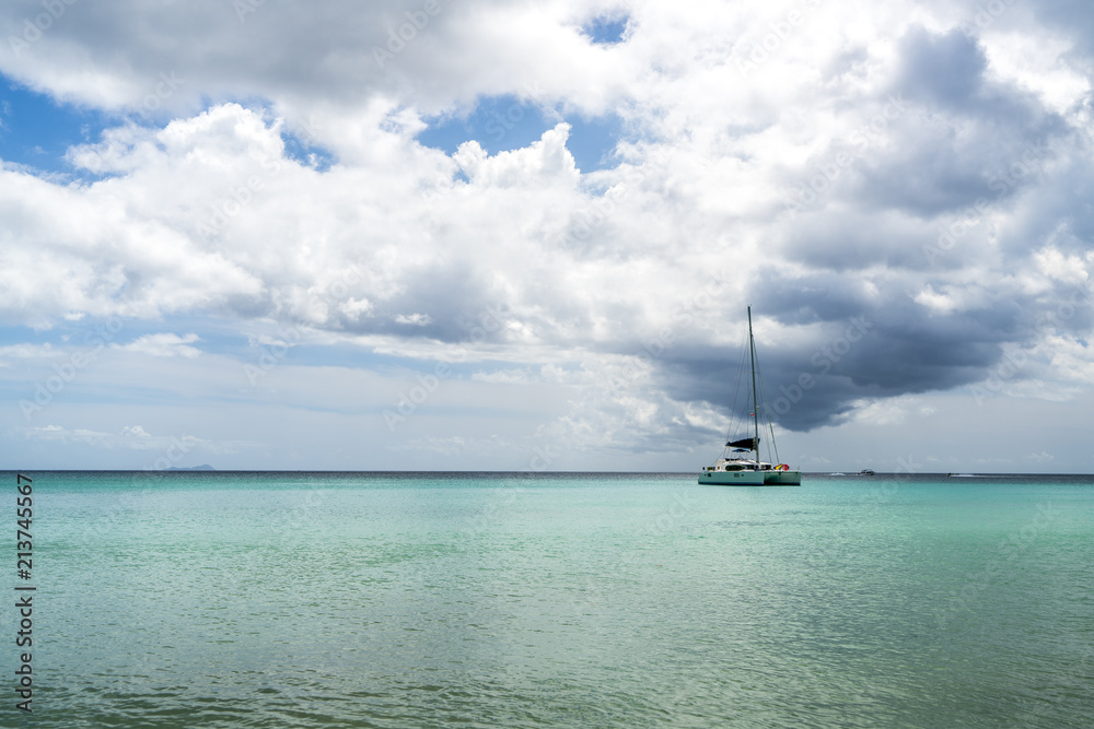 Fototapeta premium boat in paradise island