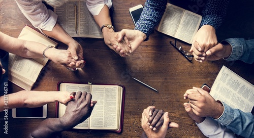 Fotografia Group of people holding hands praying worship believe