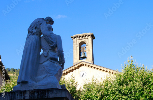 monument aux morts et église de Florac photo