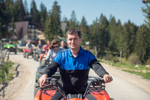 mężczyzna jadący pojazdem ATV na torze off road, ludzie temat zajęć sportowych na świeżym powietrzu