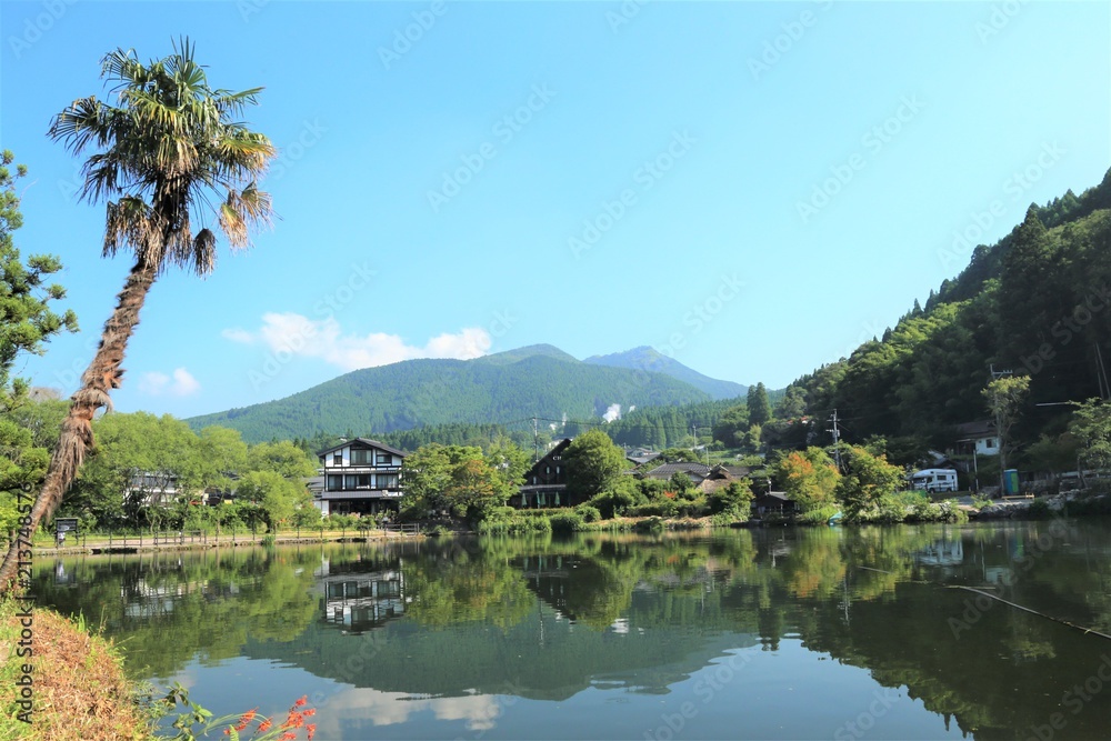 日本の田舎の観光地、湯布院の金鱗湖