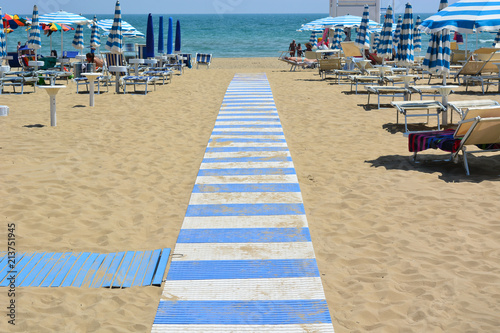 Canvas Print A walkway on the beach to get to the sea