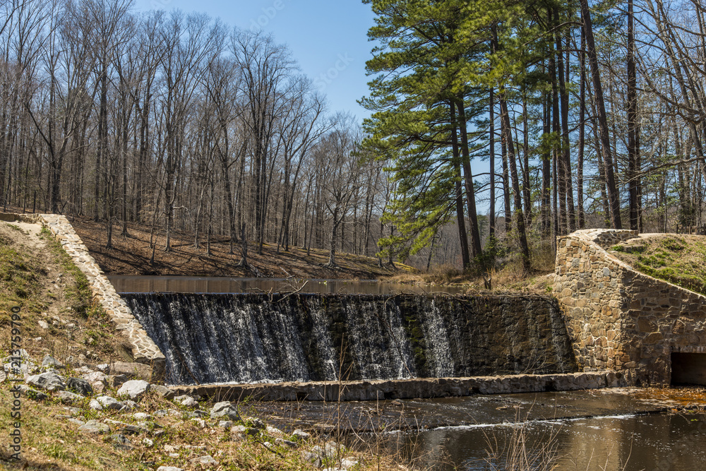 Obraz premium Dam and waterfall in Beaver lake, Pocahontas park
