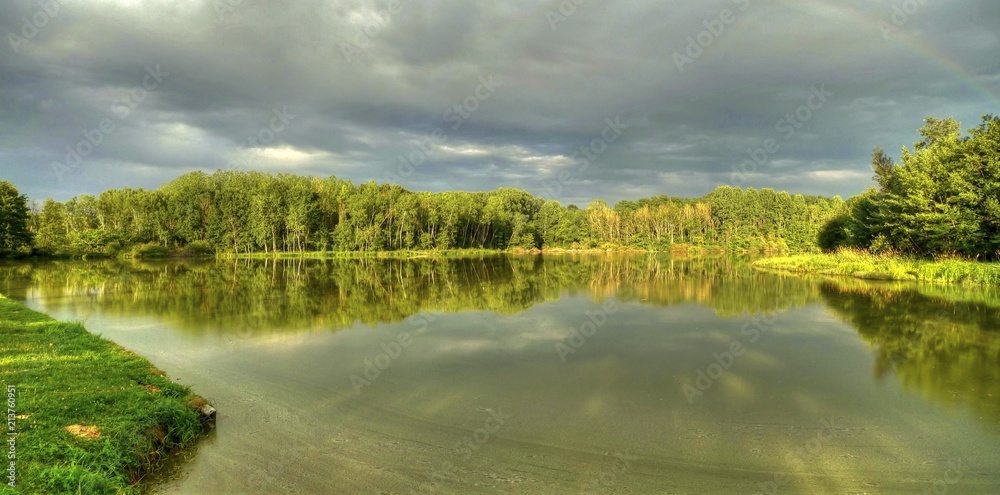 Obraz premium Panorama d'un étang en Bourgogne.