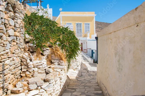 Obraz Betonowa wąska aleja Ano Syros na wyspie Syros, Cyklady, Grecja. Widok ulicy