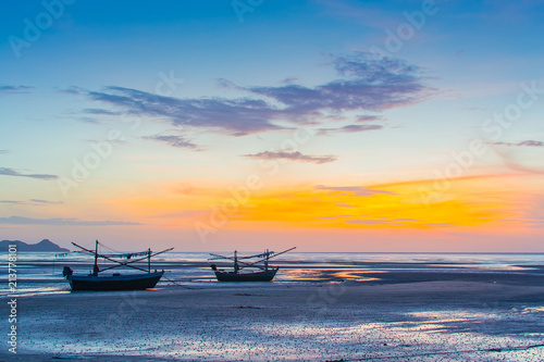 Photos During the holidays, it is fortunate to see the bright sunshine, the sea, the calm sea, the sky is the golden shine