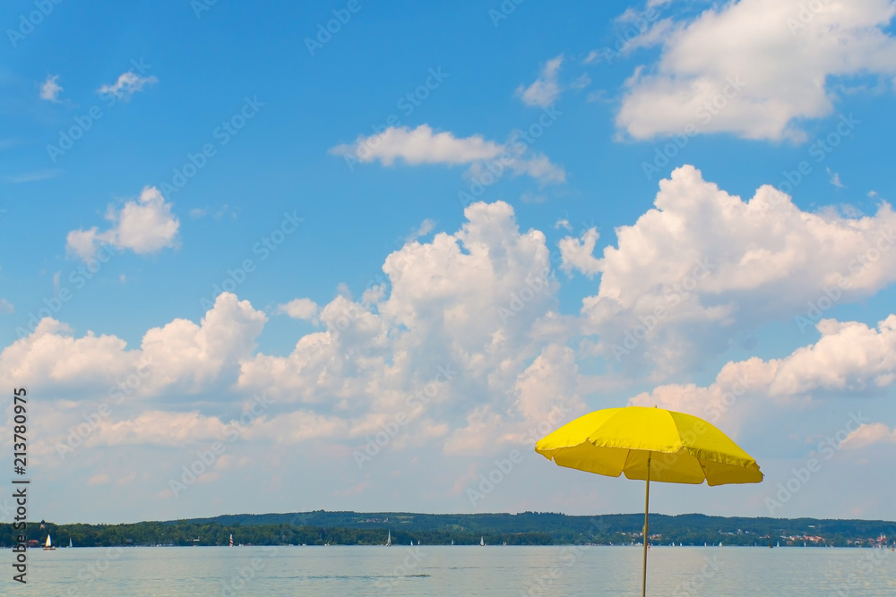Sommer am See. Gelber Sonnenschirm.