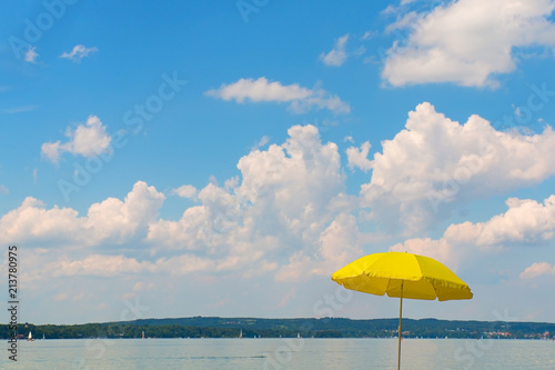 Sommer am See. Gelber Sonnenschirm.