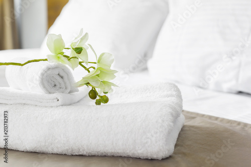 Fototapeta Naklejka Na Ścianę i Meble -  towels and flower on bed in hotel room
