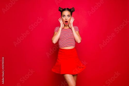 Fotografie WOW! Total sale! Astonished surprised girl with wide open mouth and big eyes hol