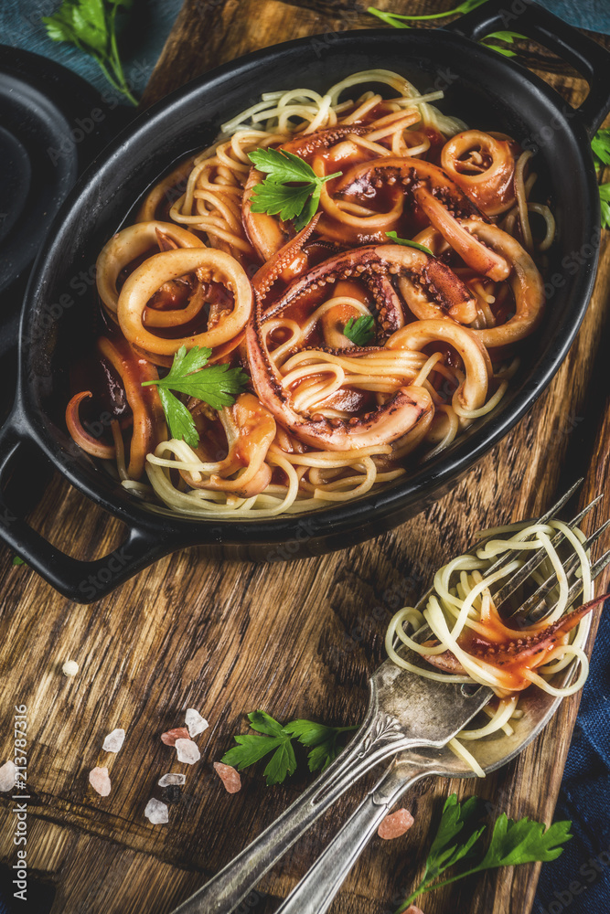 Italian cuisine, Calamari Fra Diavolo, spaghetti pasta marinara with