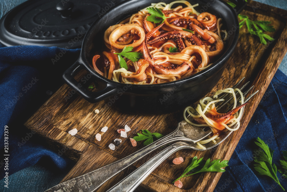 Italian cuisine, Calamari Fra Diavolo, spaghetti pasta marinara with
