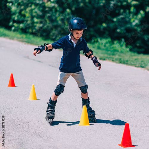 Foto Boy on roller skating class