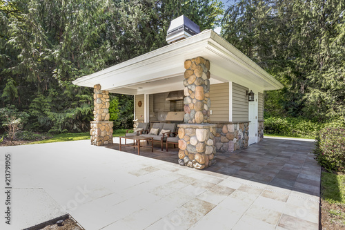 Fotografie Chic outdoor kitchen space with stone columns