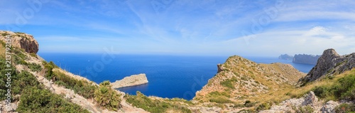 Panoramaaufnahme über das Cap Formentor auf Mallorca fotografiert tagsüber bei blauem Himmel und Sonnenschein im September 2016