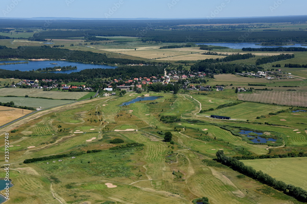 Krugsdorf mit Golfhotel und Kiessee