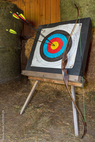 Bogen mit Pfeilen und Zielscheibe  photo