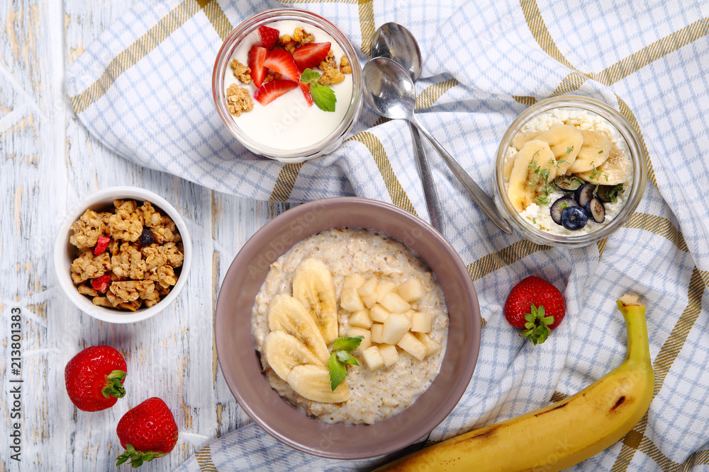 овсяная каша со свежими фруктами,йогурт и домашний творог.здоровый завтрак