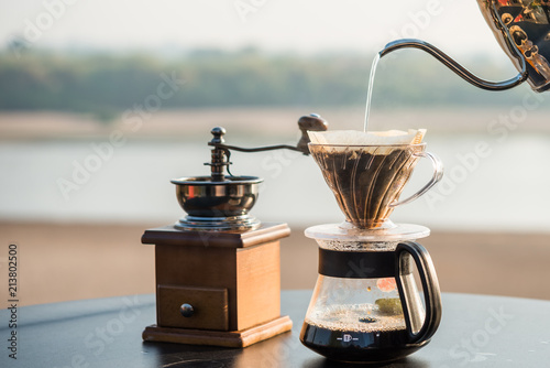 Obraz na płótnie Pouring drip coffee with kettle w salonie
