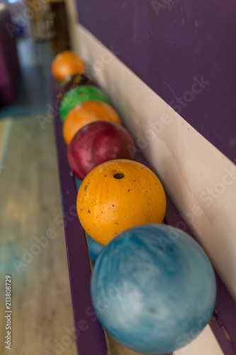 Bowlingkugeln in einer Reihe photo