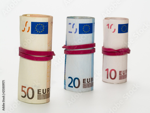 Drei gerollte Geldbündel mit 10, 20 und 50 Euro-Scheinen 