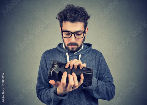 Quadro su tela man with no money holding an empty wallet
