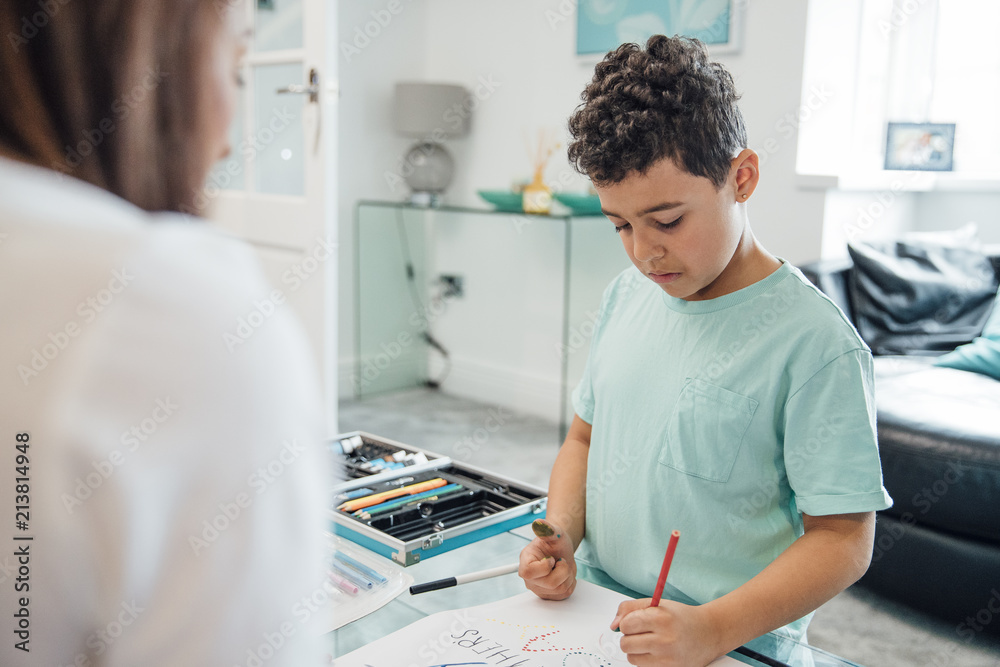 Obraz premium Making Dad a Father's Day Card