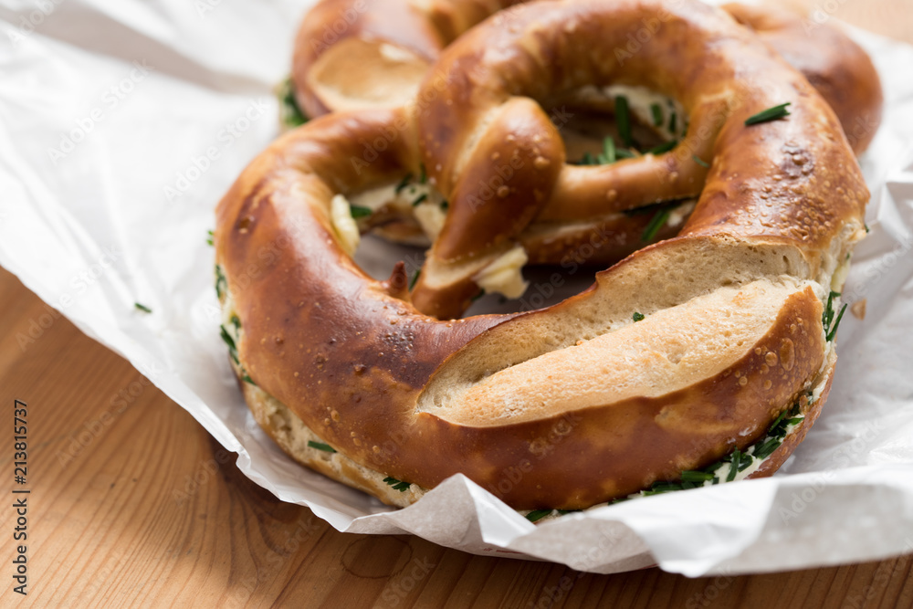 Schwäbische Brezel mit Butter und Schnittlauch auf Bäckertüte Stock ...