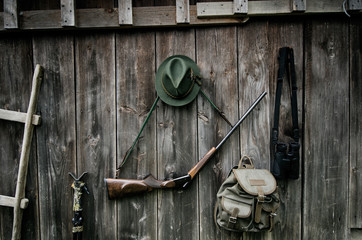 Papier peint photo Chasser Équipement professionnel de chasse sur bois  © tibor13