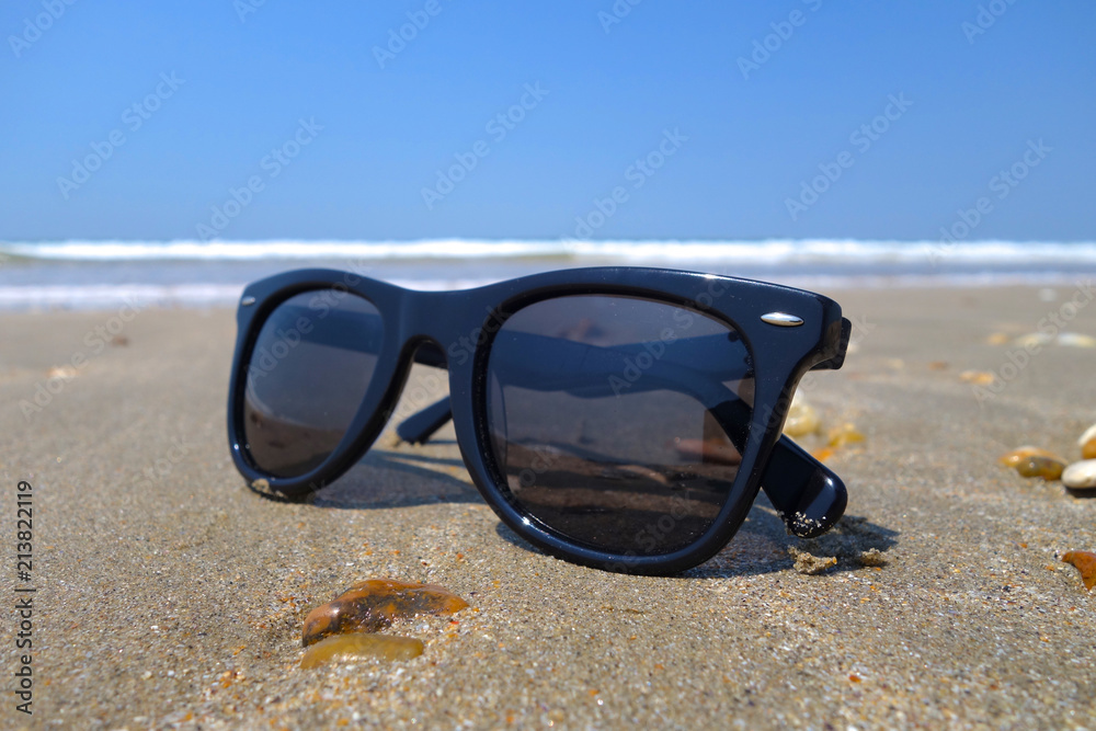lunettes de soleil et mer