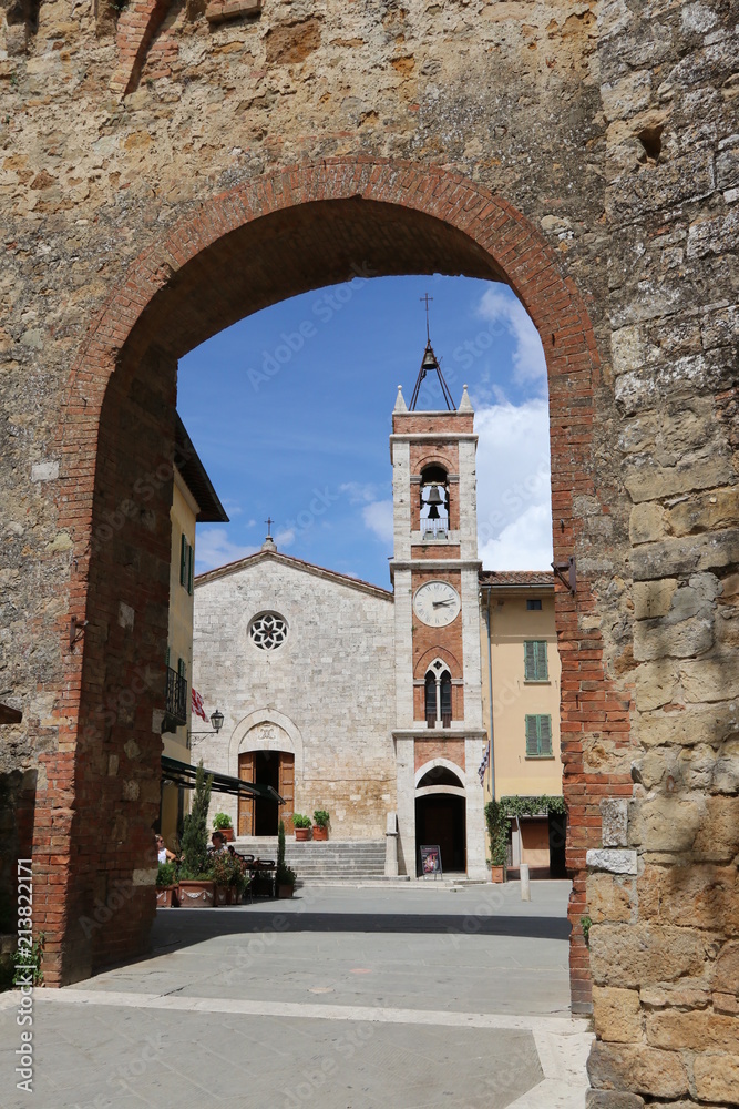 San Quirico D' Orcia, la chiesa col campanile