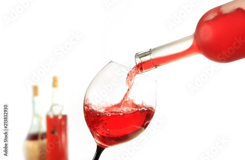 Wino czerwone nalewanie do kieliszka, lampka do wino.