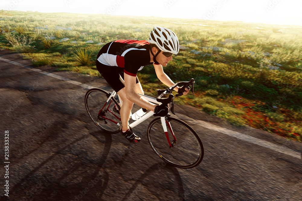 Naklejka premium Rennradfahrer bei Sonnenaufgang