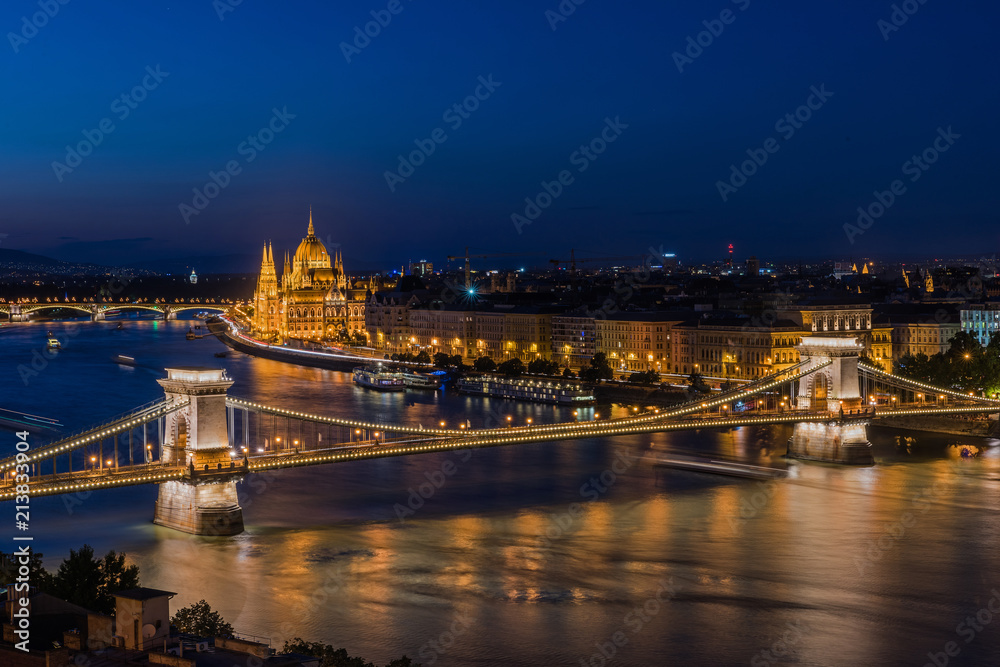 Budapest mit Kettenbrücke und Parlamentsgebäude bei Blauer Stunde