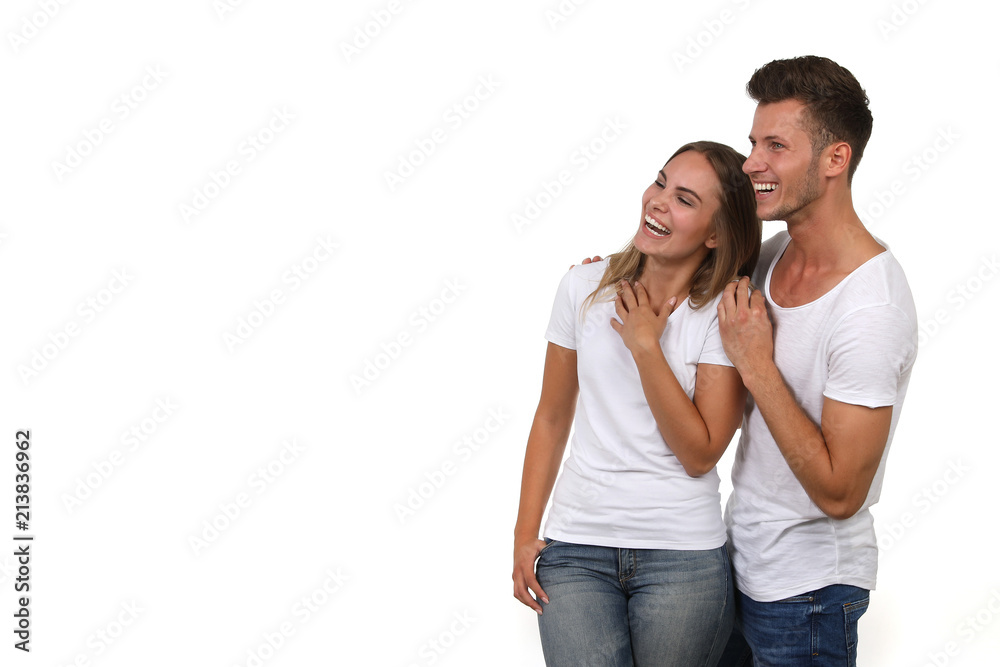 Hübsches junges Paar schaut lachend in eine Richtung Hübsches junges Paar schaut lachend in eine Richtung